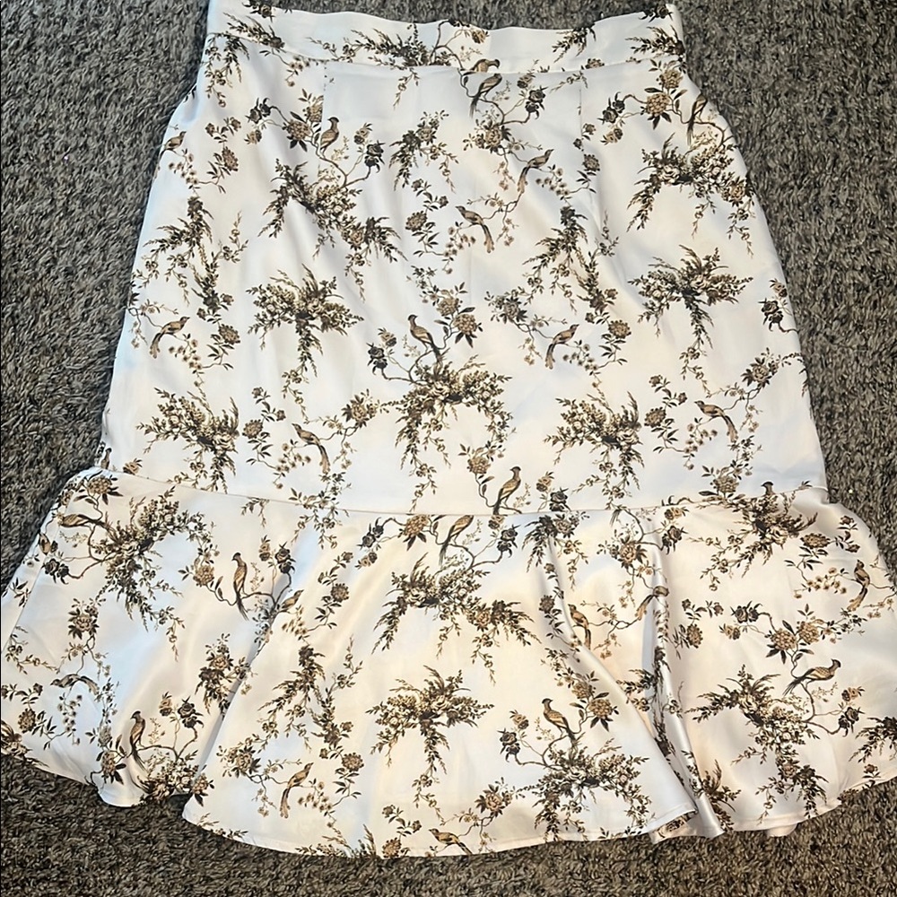 White midi trumpet skirt with ruffled tiered design for casual wear